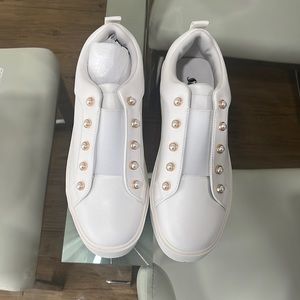 Faux Pearl Decor Low Top Skate Shoes